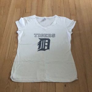 White Detroit tigers t-shirt